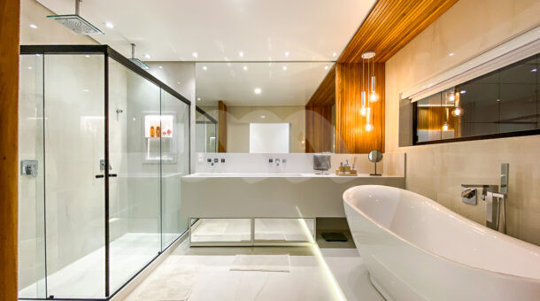 Imagem frontal da sala de banho do imóvel de luxo à venda.