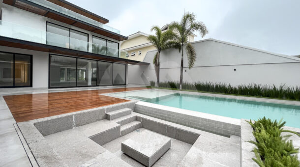 Imagem de vista da area lounge da Casa Triplex à venda no Mansões na Barra da Tijuca.