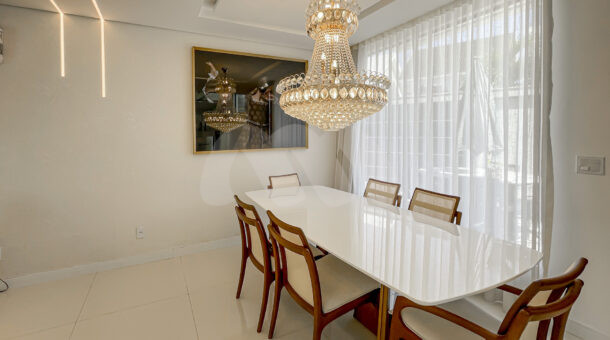 Imagem de sala de jantar com mesa e lustre da Casa Duplex à venda no Dream Garden