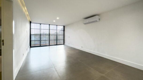 Imagem de suite com ar condicionado da Casa Triplex à venda no Mansões na Barra da Tijuca.
