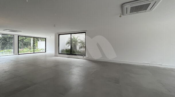 Imagem de ampla sala da Casa Triplex à venda no Mansões na Barra da Tijuca.