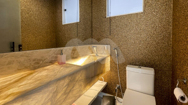 Imagem de lavabo com bancada da Casa Duplex à venda no Dream Garden