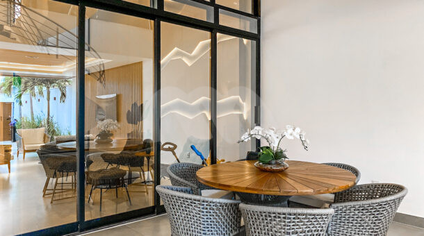 Imagem da mesa de jantar externa da casa moderna à venda na Muller Imóveis RJ.