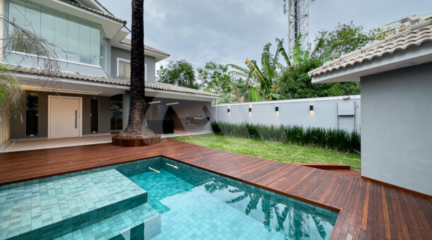 Imagem de piscina da Casa Triplex à venda na Barra da Tijuca.