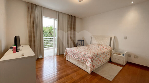 Imagem de suite com cama de casal da Casa Triplex a venda no Del Lago