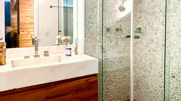 Imagem do banheiro da casa triplex com subsolo à venda no condomínio Pedra Bonita