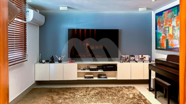 Imagem da sala da casa triplex com subsolo à venda no condomínio Pedra Bonita