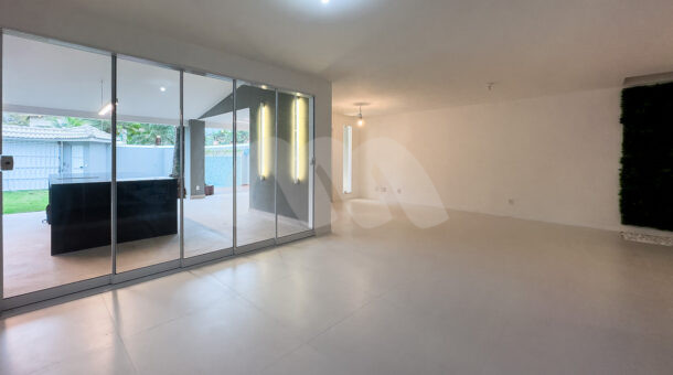 Imagem de sala com integração a area gourmet da Casa Triplex à venda na Barra da Tijuca.