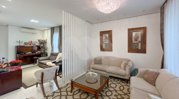 Imagem de sala de estar da Casa Triplex a venda no Del Lago