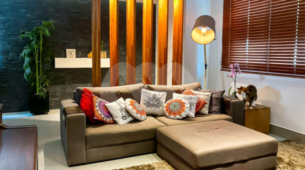 Imagem da sala da casa triplex com subsolo à venda no condomínio Pedra Bonita