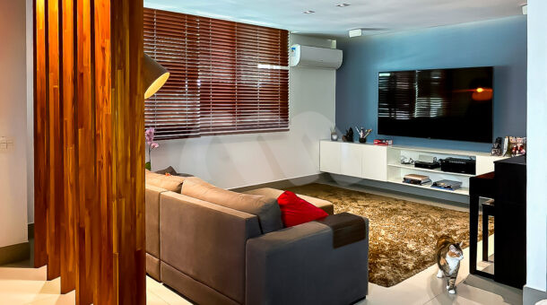 Imagem da sala com ar-condicionado da casa triplex com subsolo à venda no condomínio Pedra Bonita