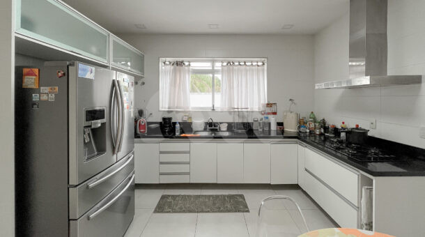 Imagem de cozinha com armários planejados da Casa Triplex a venda no Del Lago