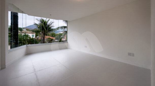 Imagem de ampla suite com vista para quintal da Casa Triplex à venda na Barra da Tijuca.