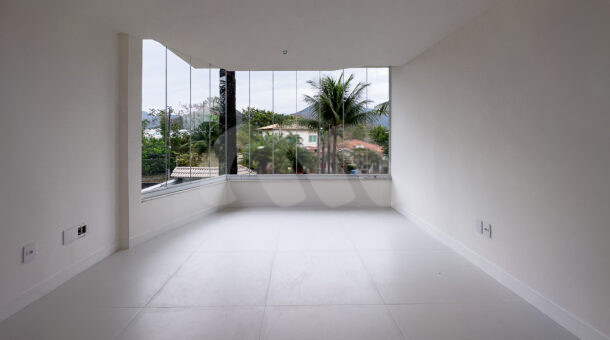 Imagem de quarto com ampla janela da Casa Triplex à venda na Barra da Tijuca.