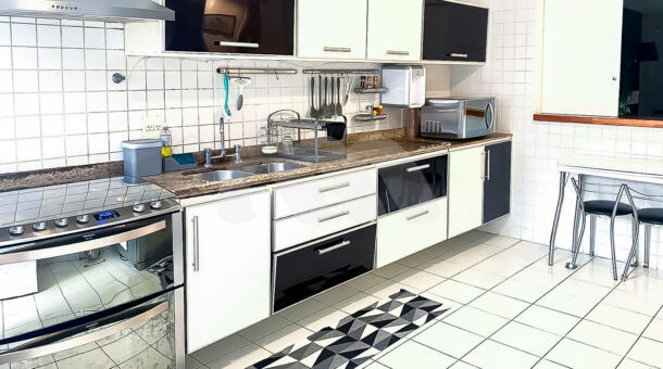 Imagem da cozinha da casa triplex com subsolo à venda no condomínio Pedra Bonita