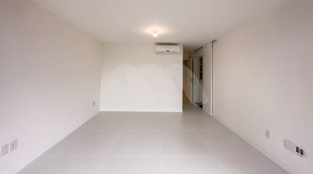 Imagem de ampla suite da Casa Triplex à venda na Barra da Tijuca.