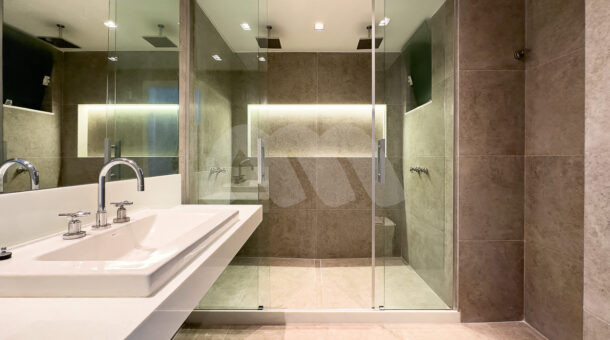 Imagem de amplo banheiro com chuveiro duplo da Casa Triplex à venda na Barra da Tijuca.