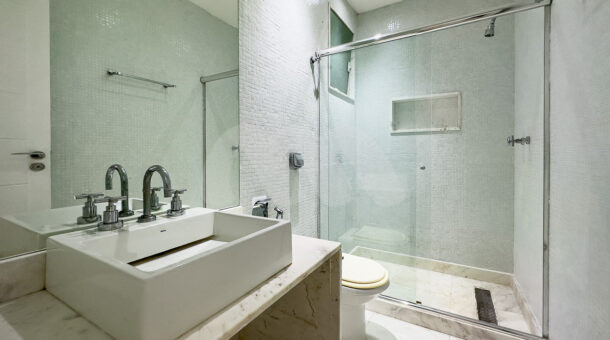 Imagem de banheiro com cuba da Casa Triplex à venda na Barra da Tijuca.