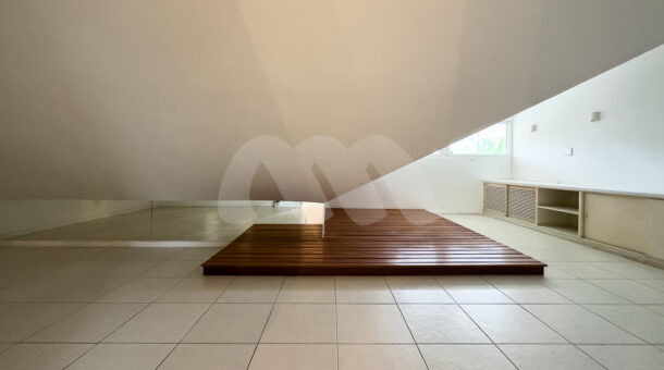 Imagem de cama de madeira da Casa Triplex à venda na Barra da Tijuca.