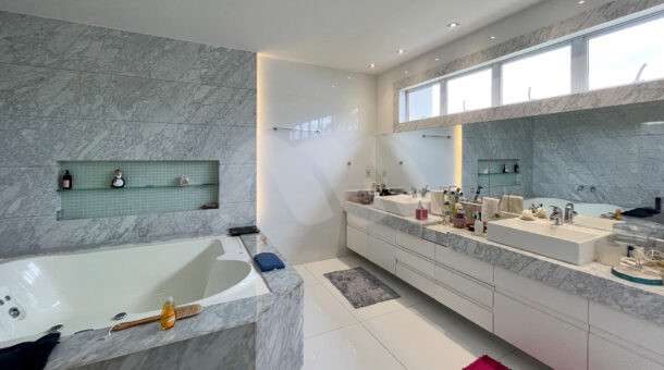 Imagem de banheiro de suite master da Casa Triplex a venda no Del Lago
