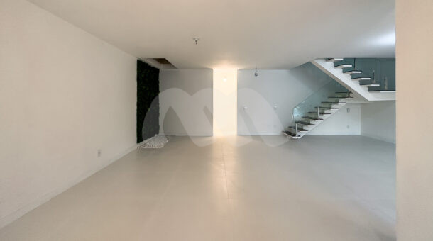 Imagem de sala em três ambientes da Casa Triplex à venda na Barra da Tijuca.