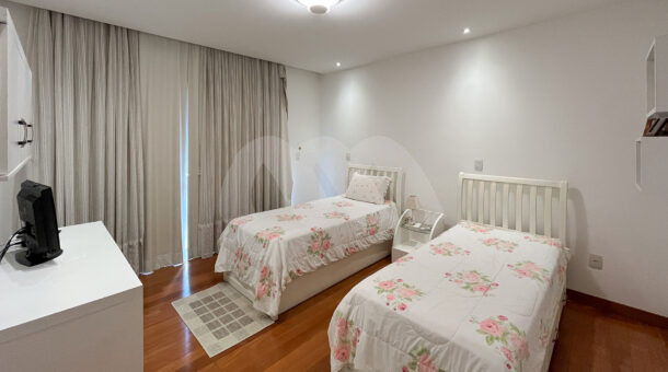 Imagem de suite com duas camas de solteiro da Casa Triplex a venda no Del Lago