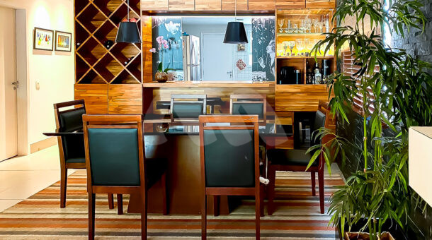 Imagem da sala de jantar da casa triplex com subsolo à venda no condomínio Pedra Bonita