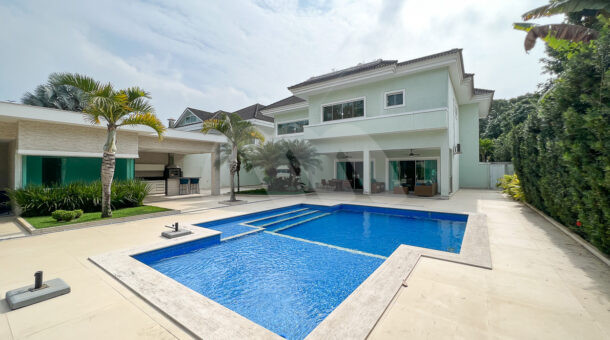 imagem da amplo quintal com paisagismo e piscina com prainha da casa triplex com 1100m² de terreno à venda na Barra da Tijuca