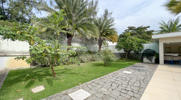 imagem do quintal jardim gramado da casa triplex com 1100m² de terreno à venda na Barra da Tijuca