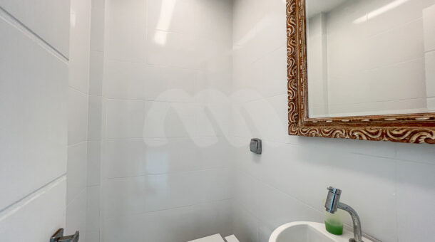 imagem do lavabo da casa triplex com 1100m² de terreno à venda na Barra da Tijuca