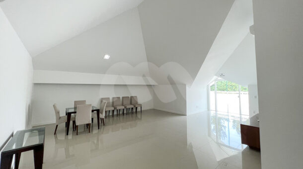 imagem da ampla sala do sótão da casa triplex com 1100m² de terreno à venda na Barra da Tijuca