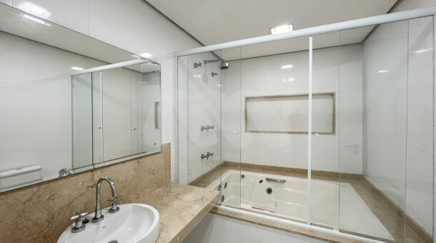 imagem do amplo salão de banho da casa triplex com 1100m² de terreno à venda na Barra da Tijuca