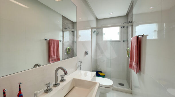 imagem do banheiro da primeira suite da casa triplex com 1100m² de terreno à venda na Barra da Tijuca
