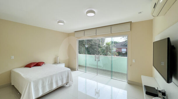 imagem da segunda suite da casa triplex com 1100m² de terreno à venda na Barra da Tijuca