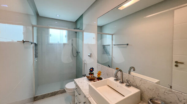 imagem do banheiro da segunda suite da casa triplex com 1100m² de terreno à venda na Barra da Tijuca