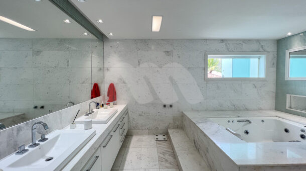 imagem do banheiro com hidromassagem da suite master da casa triplex com 1100m² de terreno à venda na Barra da Tijuca