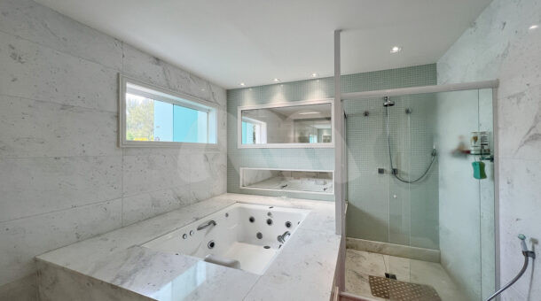 imagem do banheiro com hidromassagem da suite master da casa triplex com 1100m² de terreno à venda na Barra da Tijuca