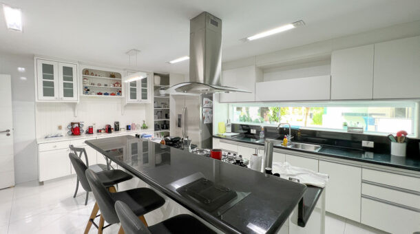 imagem da cozinha com balcão da casa triplex com 1100m² de terreno à venda na Barra da Tijuca
