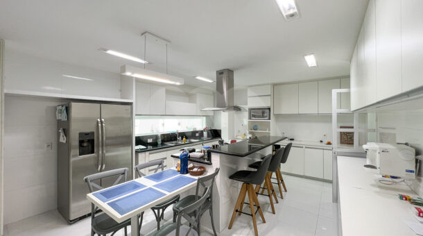 imagem da cozinha com armário planejado cda casa triplex com 1100m² de terreno à venda na Barra da Tijuca