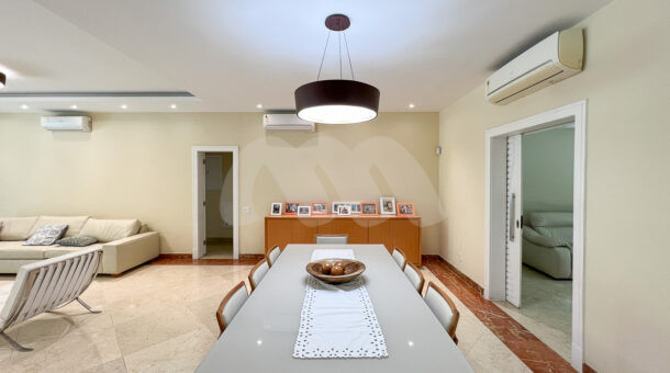 imagem da sala de jantar da casa triplex com 1100m² de terreno à venda na Barra da Tijuca