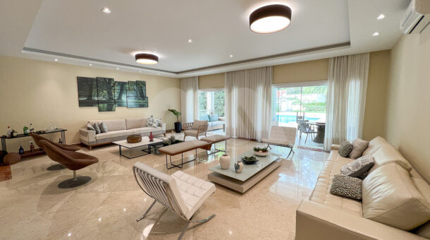 imagem da sala de estar multiambientes da casa triplex com 1100m² de terreno à venda na Barra da Tijuca