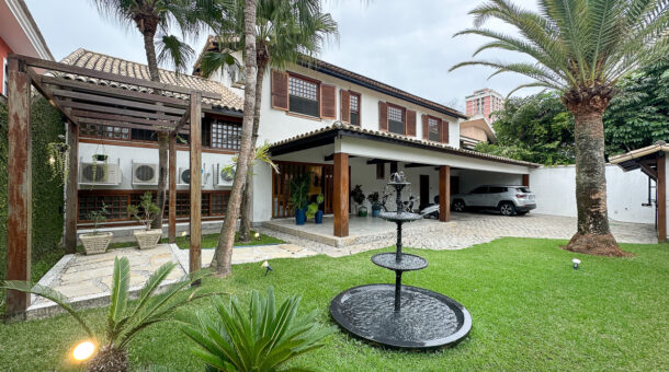 Imagem de bela fachada da Casa Duplex à venda na Barra da Tijuca.