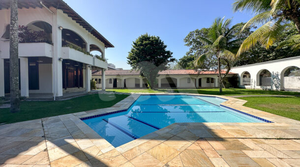 imagem da ampla área de lazer com piscina da casa duplex estilo retrô à venda no condomínio Novo Leblon