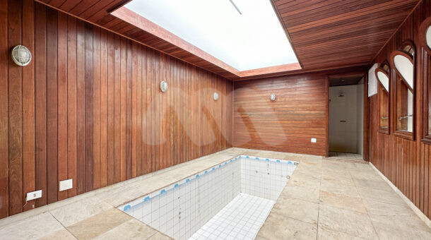 imagem da piscina interna da casa duplex estilo retrô à venda no condomínio Novo Leblon