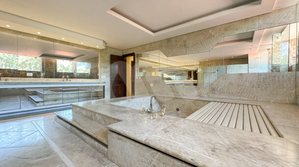 imagem do salão de banho da casa duplex estilo retrô à venda no condomínio Novo Leblon