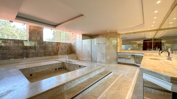 imagem do amplo salão de banho da casa duplex estilo retrô à venda no condomínio Novo Leblon