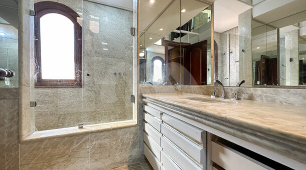 imagem do banheiro da suite da casa duplex estilo retrô à venda no condomínio Novo Leblon