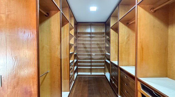 imagem do closet da suite da casa duplex estilo retrô à venda no condomínio Novo Leblon