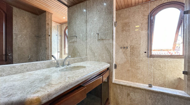 imagem do banheiro da suite da casa duplex estilo retrô à venda no condomínio Novo Leblon