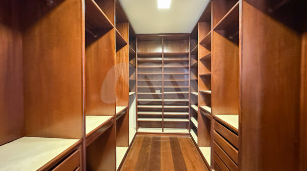 imagem do closet da suite da casa duplex estilo retrô à venda no condomínio Novo Leblon